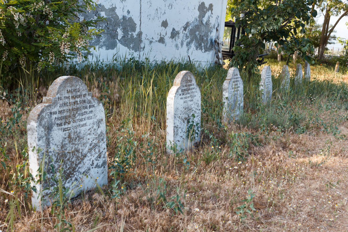 Pietrele funerare sunt o adevărată lecţie de istorie, iar epitafurile spun poveştile celor care şi-au găsit sfârşitul aici.